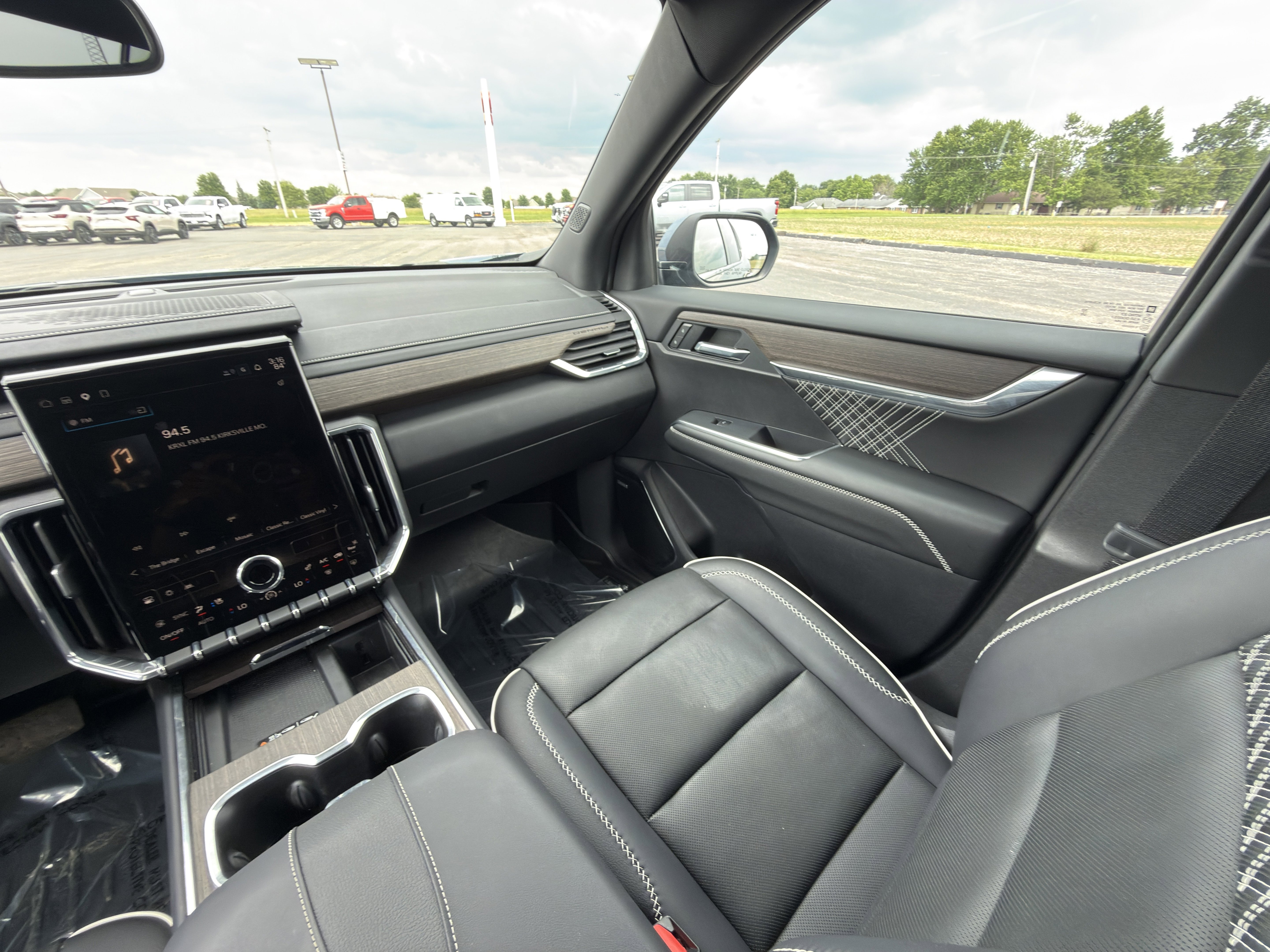 Used 2025 GMC Acadia Denali AWD/4WD image 38