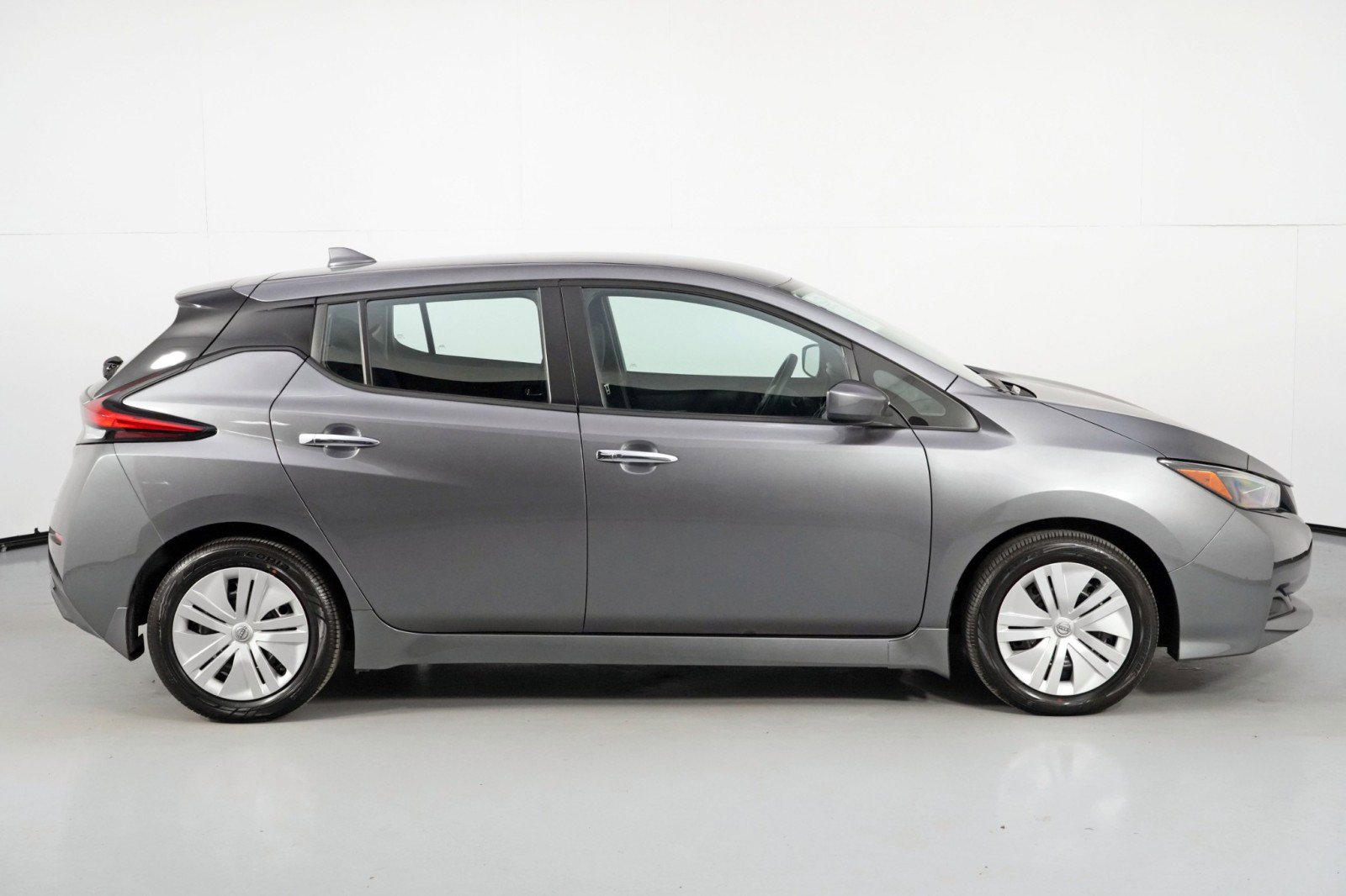 Used 2025 Nissan Leaf S image 45