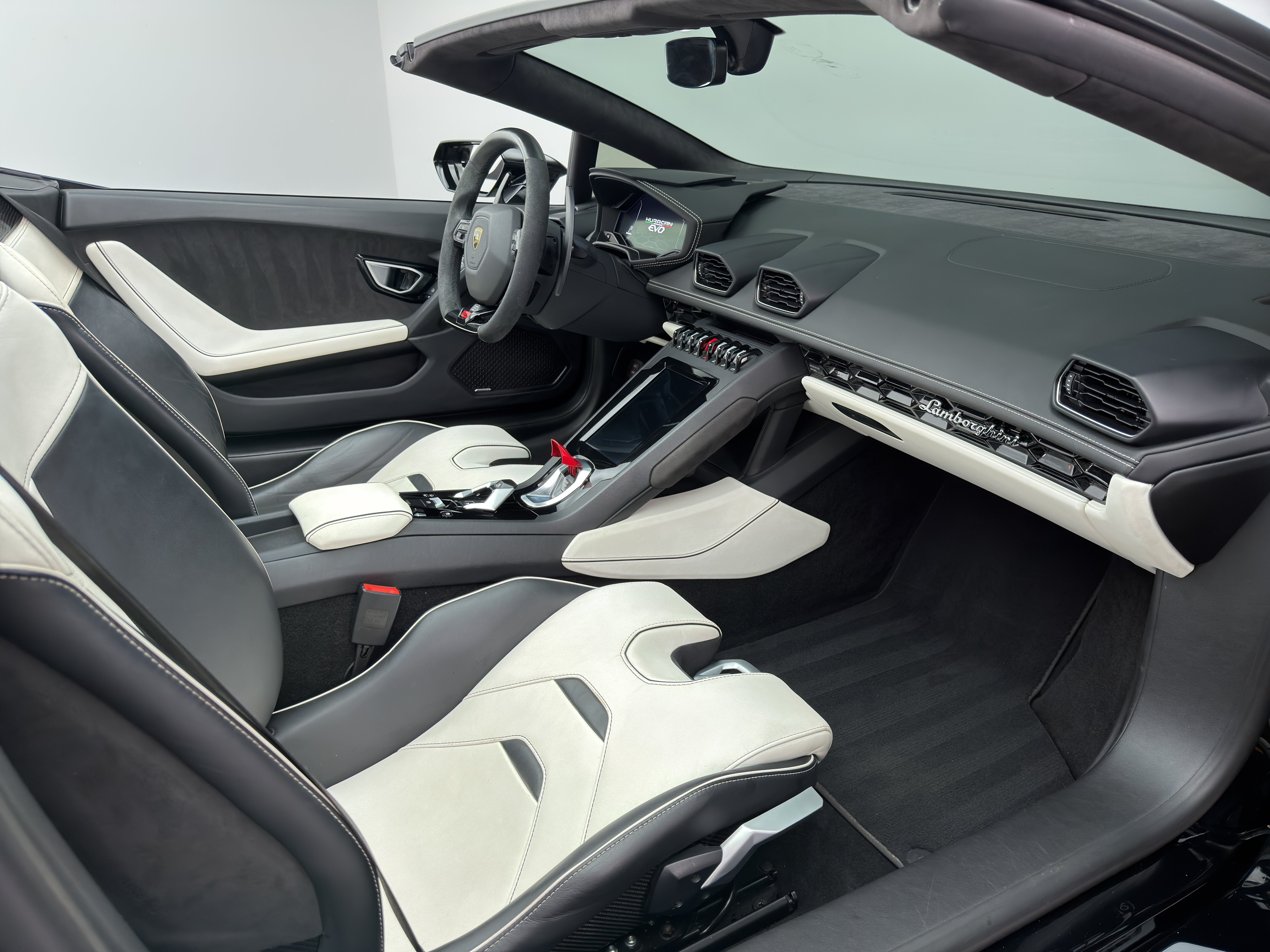 Used 2021 Lamborghini Huracan EVO RWD image 31