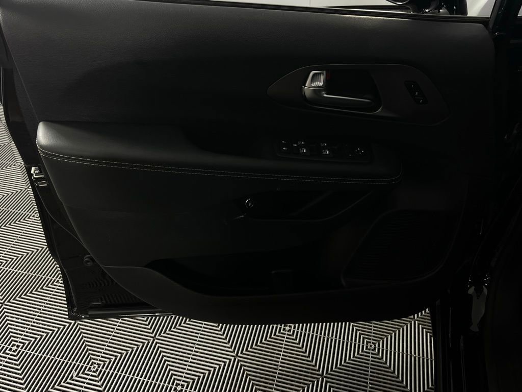 Used 2025 Chrysler Pacifica Select w/ Uconnect Theater Family Group image 25