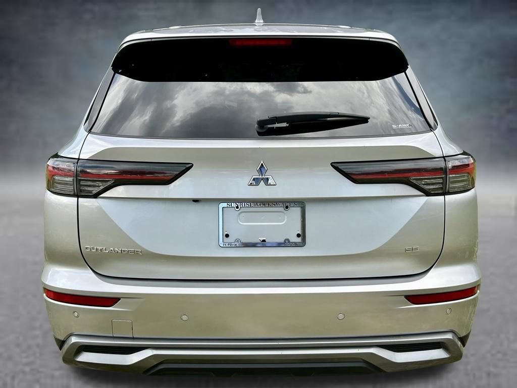 Used 2025 Mitsubishi Outlander SE AWD/4WD image 6