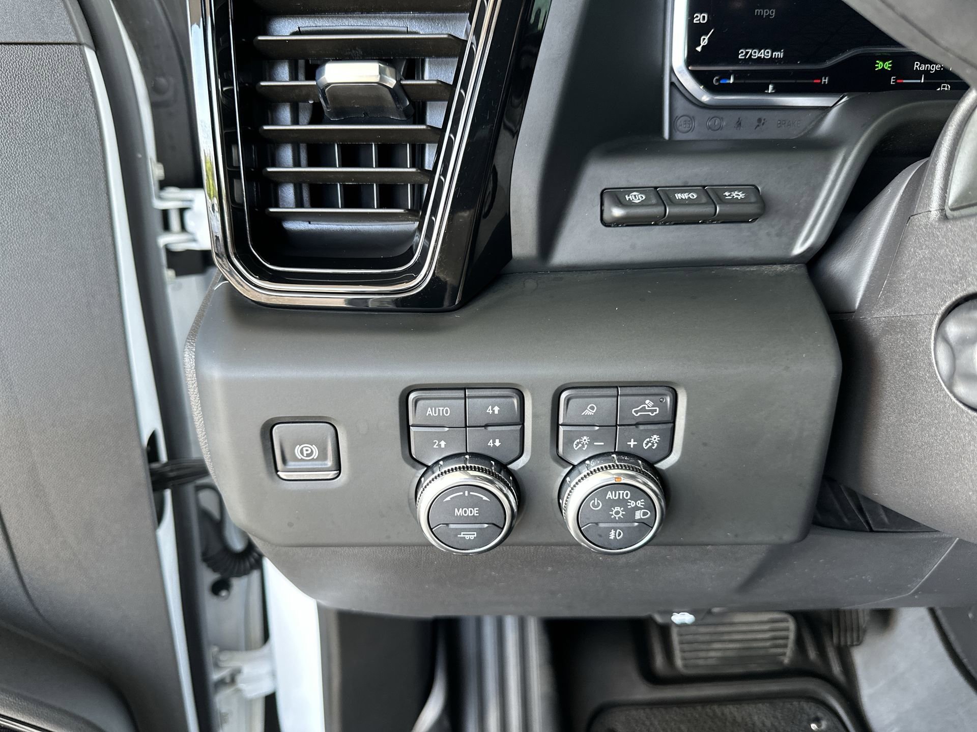 Used 2024 GMC Sierra 1500 AT4 w/ Technology Package AWD/4WD image 18