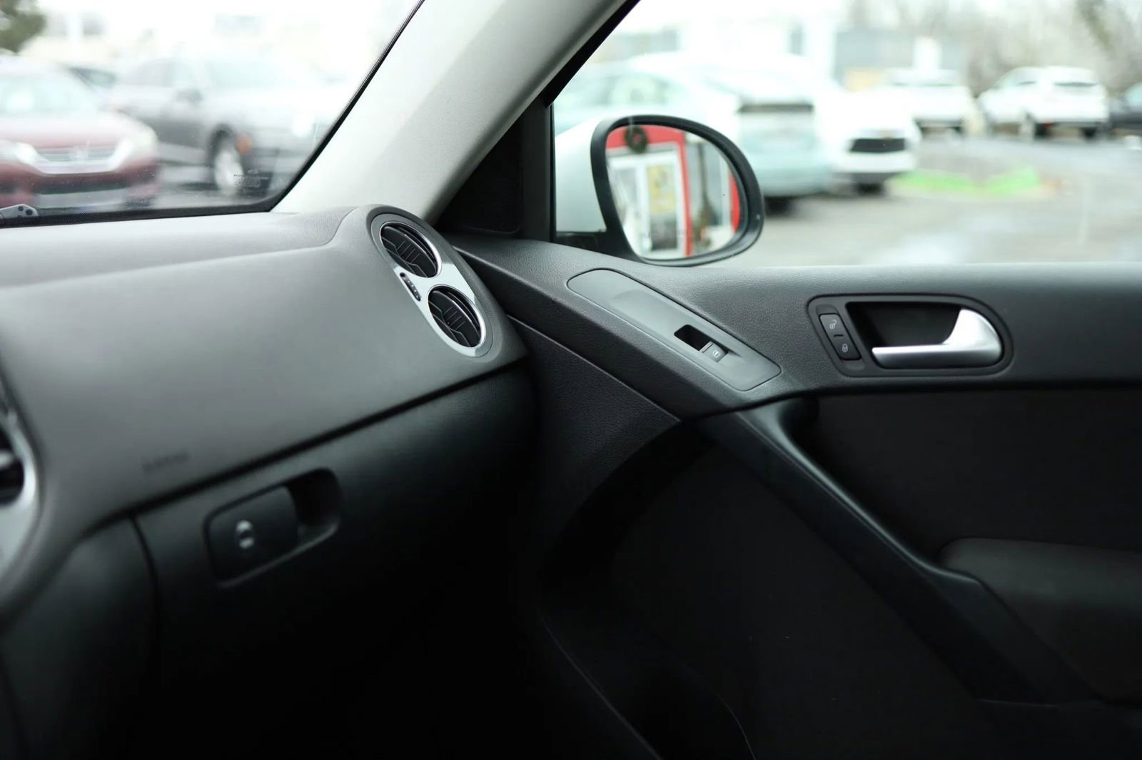 Used 2017 Volkswagen Tiguan S image 29