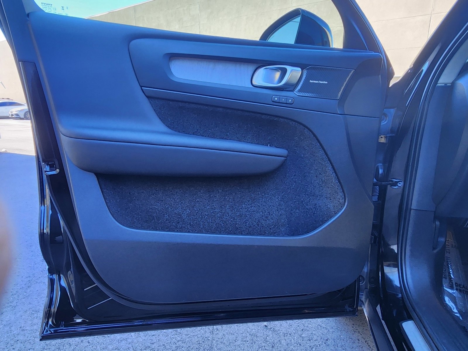 Used 2023 Volvo XC40 B4 Ultimate image 45