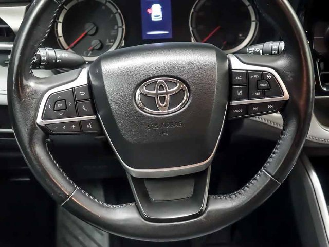 Used 2022 Toyota Highlander LE AWD/4WD image 15