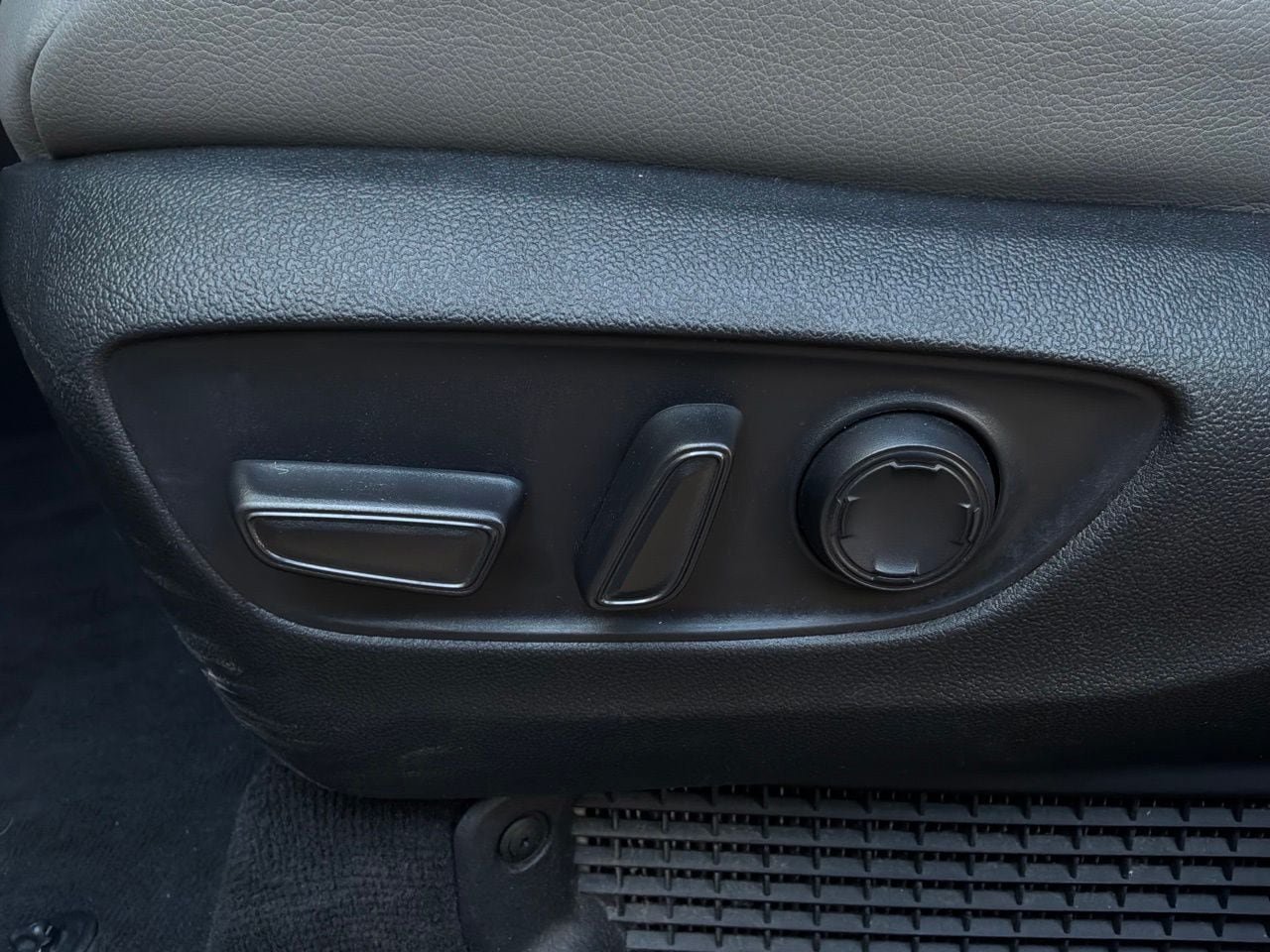Used 2025 Toyota Sienna XLE FWD image 11