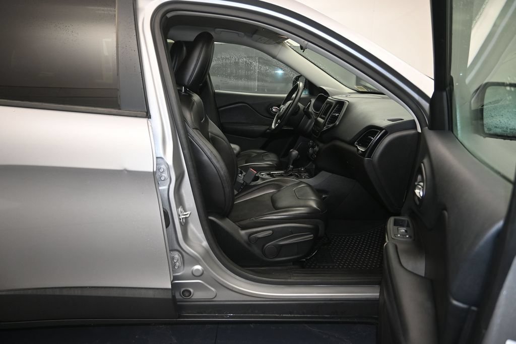 Used 2019 Jeep Cherokee Latitude Plus AWD/4WD image 25