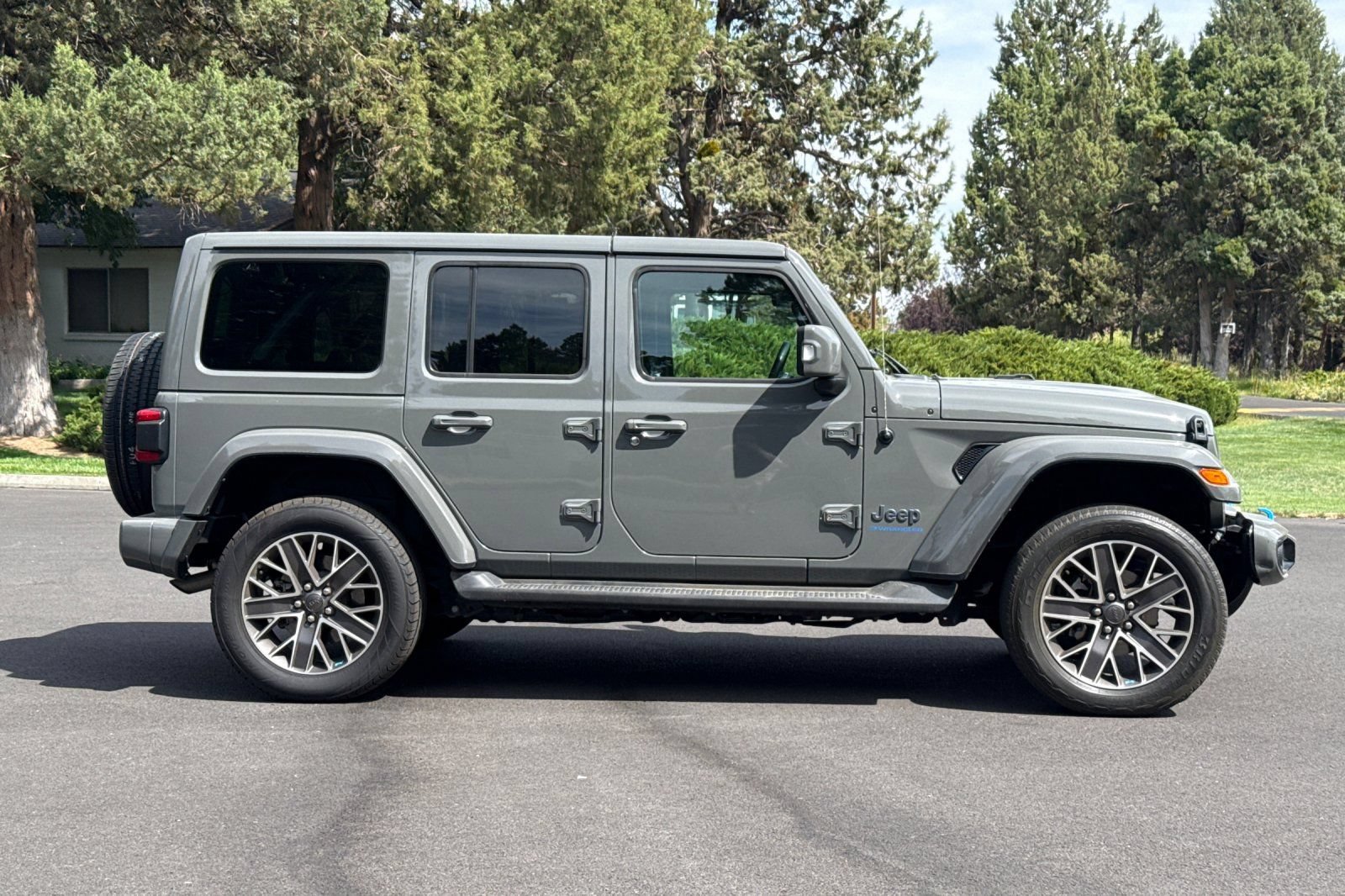 Used 2023 Jeep Wrangler Unlimited Sahara AWD/4WD image 3