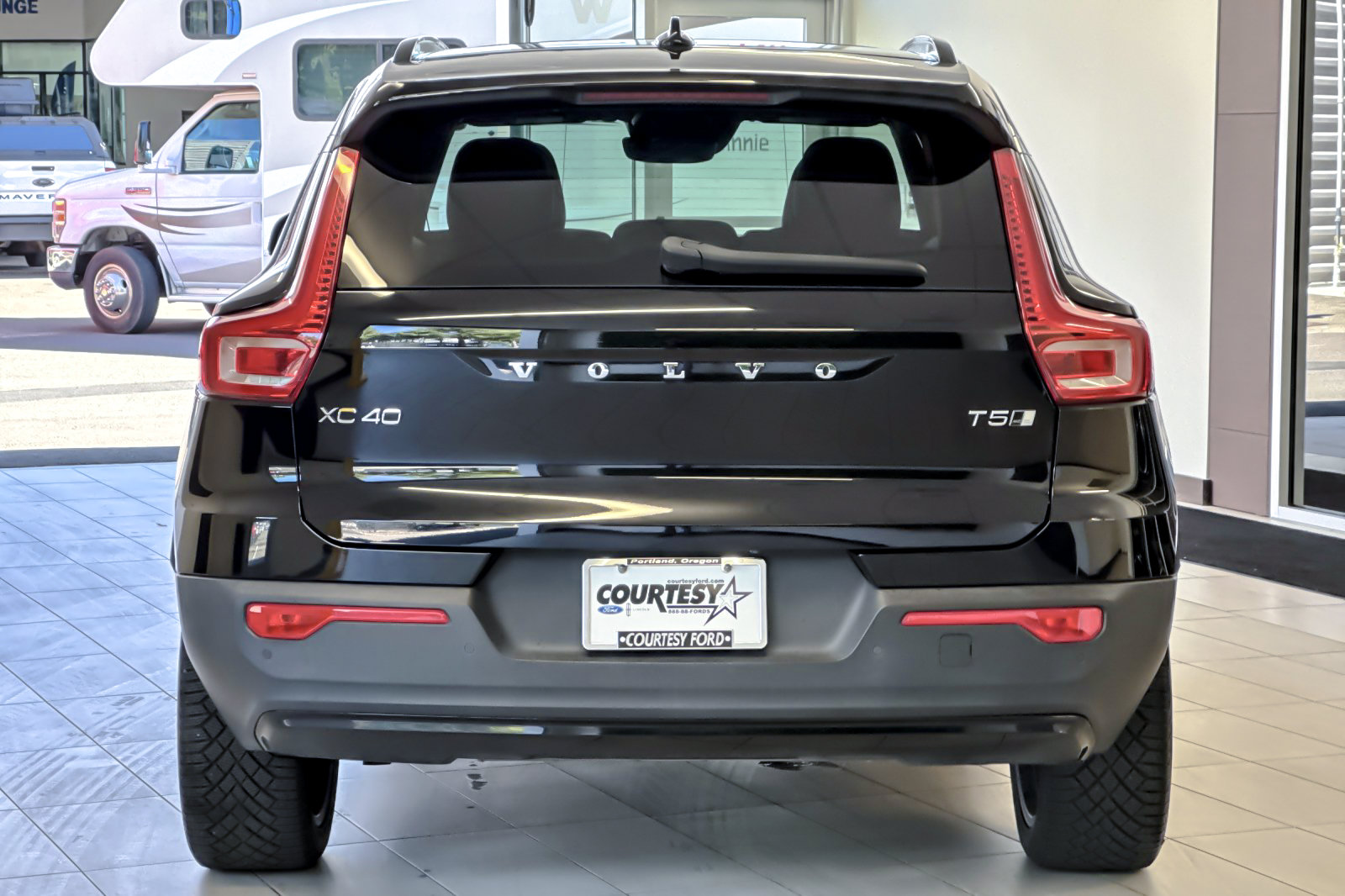 Used 2022 Volvo XC40 T5 R-Design w/ Advanced Package AWD/4WD image 5