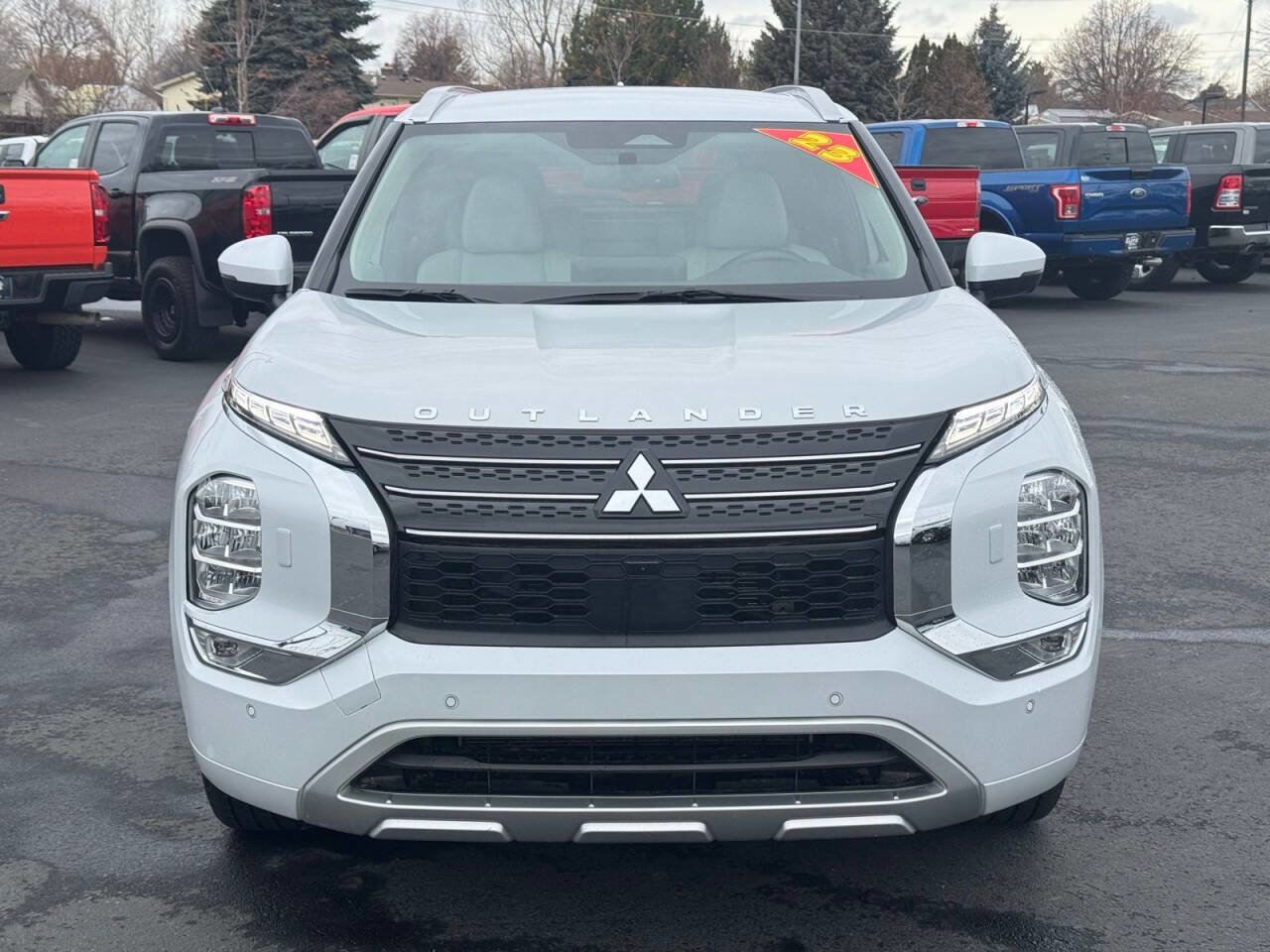 Used 2023 Mitsubishi Outlander SEL image 2