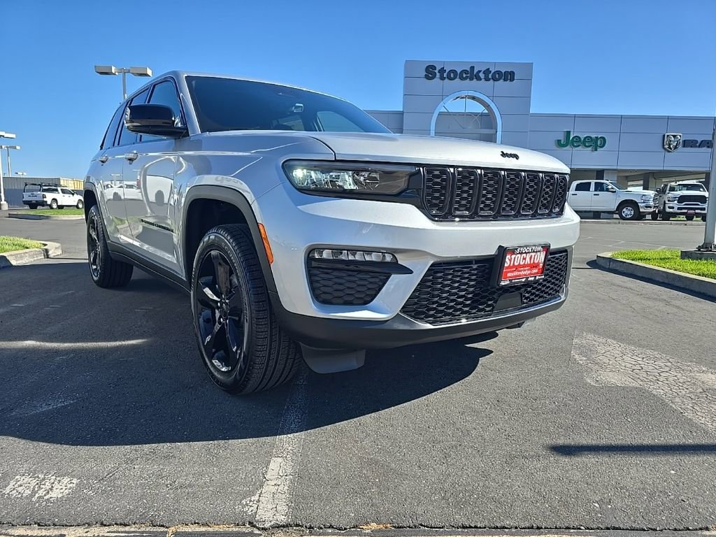 New 2025 Jeep Grand Cherokee Limited w/ Black Appearance Package AWD/4WD image 1