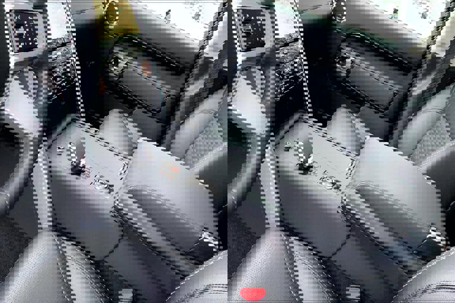 Used 2024 Land Rover Discovery S image 15