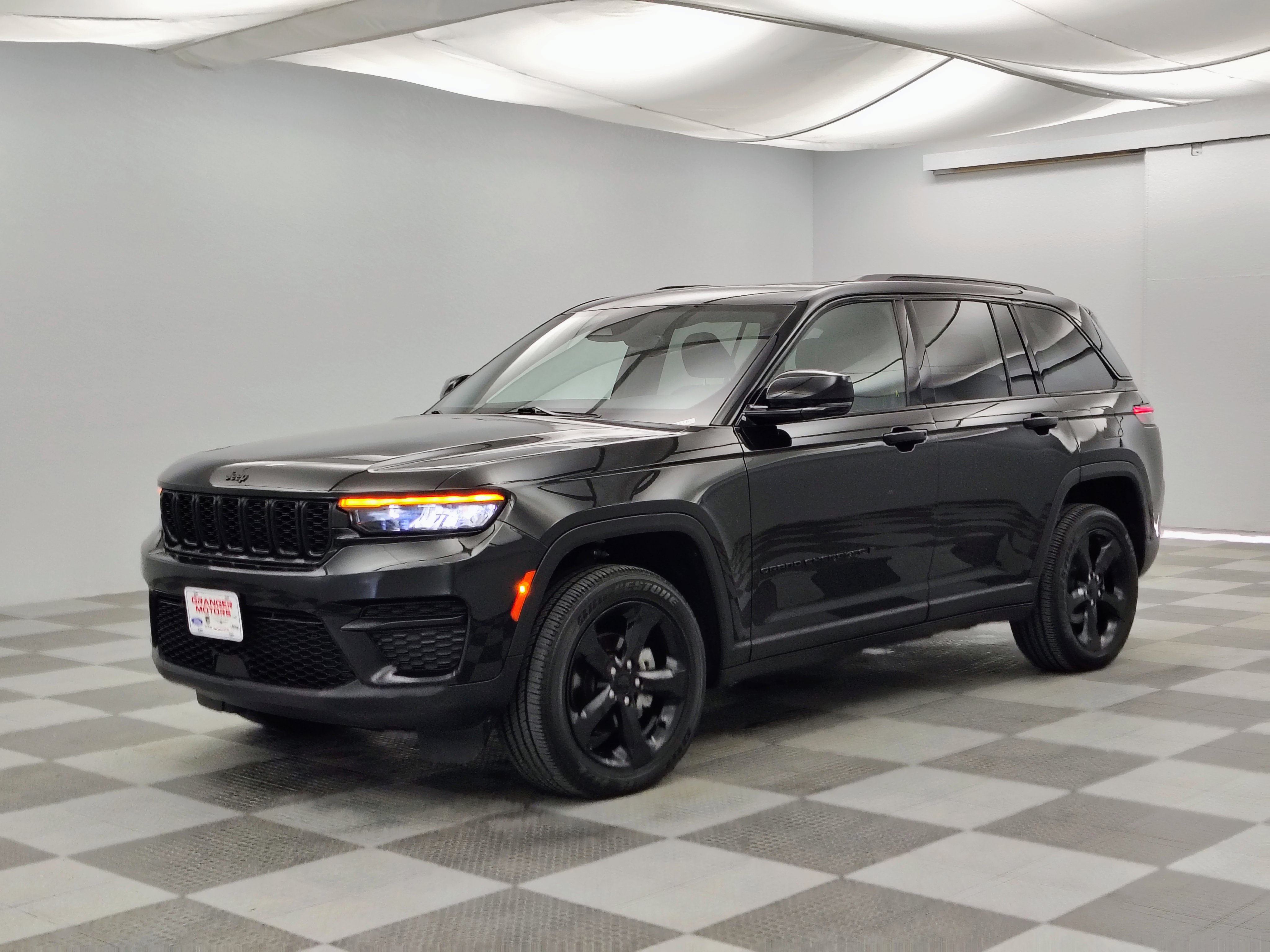 Used 2023 Jeep Grand Cherokee Altitude AWD/4WD image 6