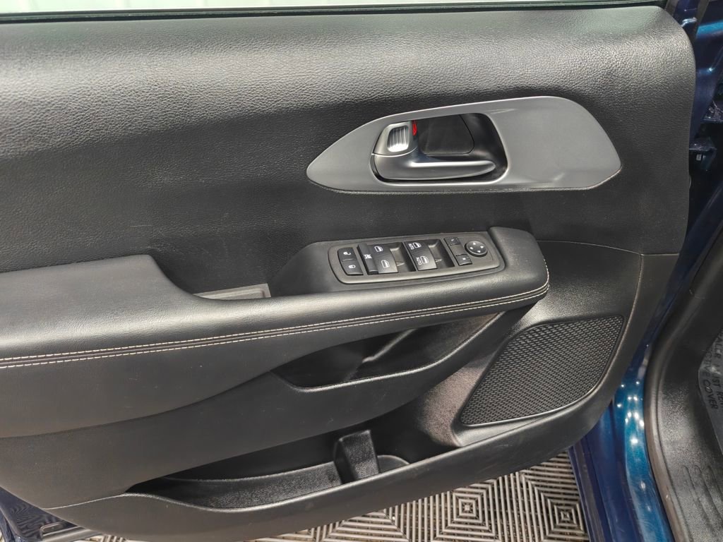 Used 2024 Chrysler Pacifica Touring image 50