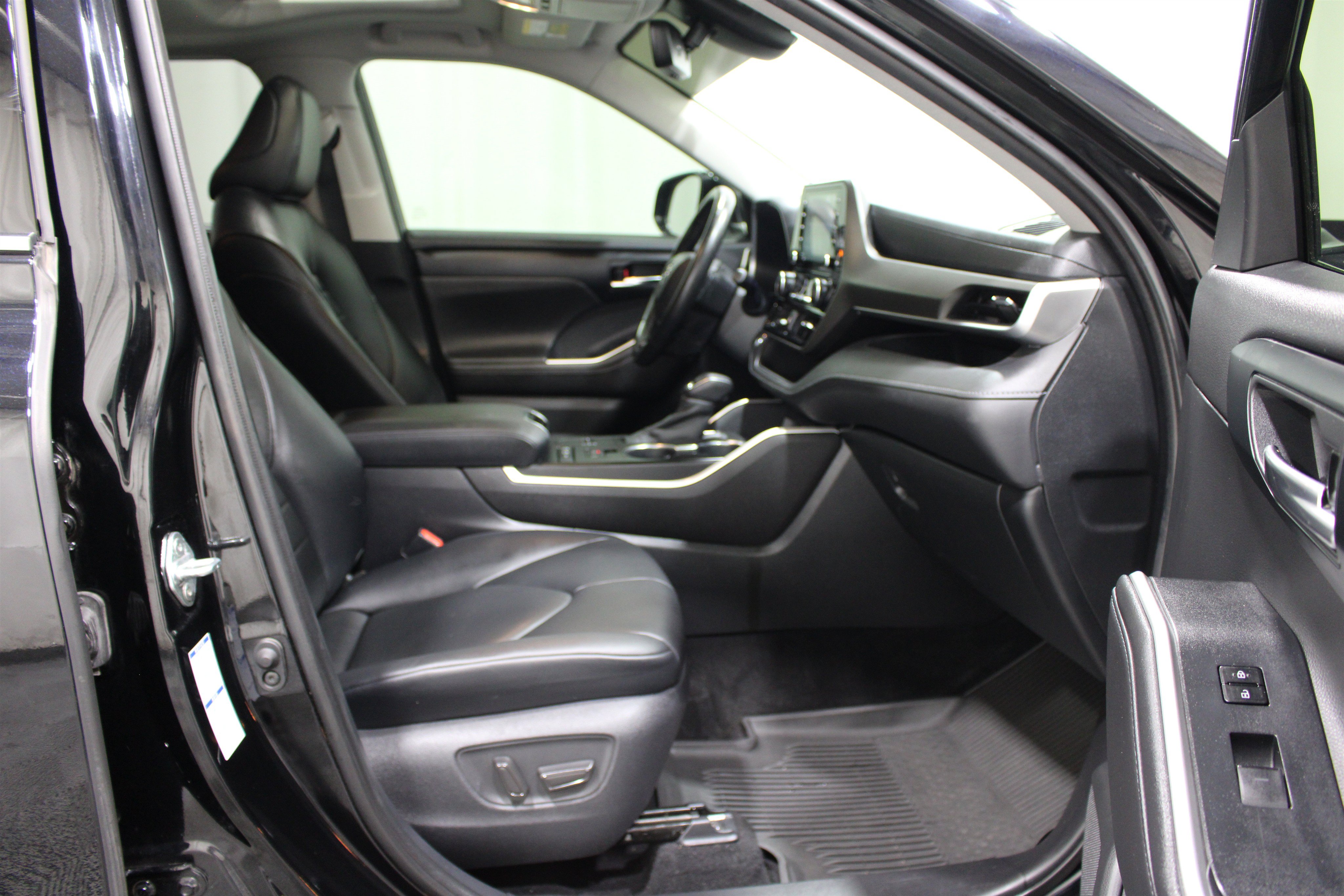 Used 2020 Toyota Highlander XLE AWD/4WD image 25