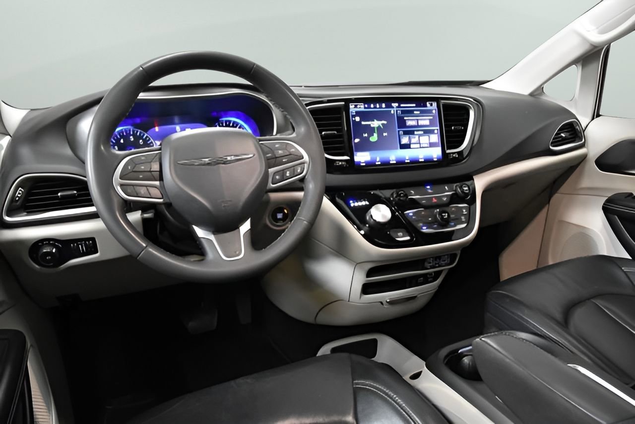Used 2023 Chrysler Pacifica Touring-L image 29