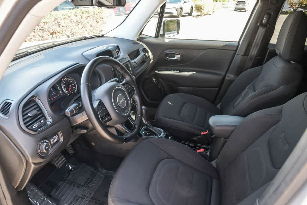 Used 2017 Jeep Renegade Altitude FWD image 16