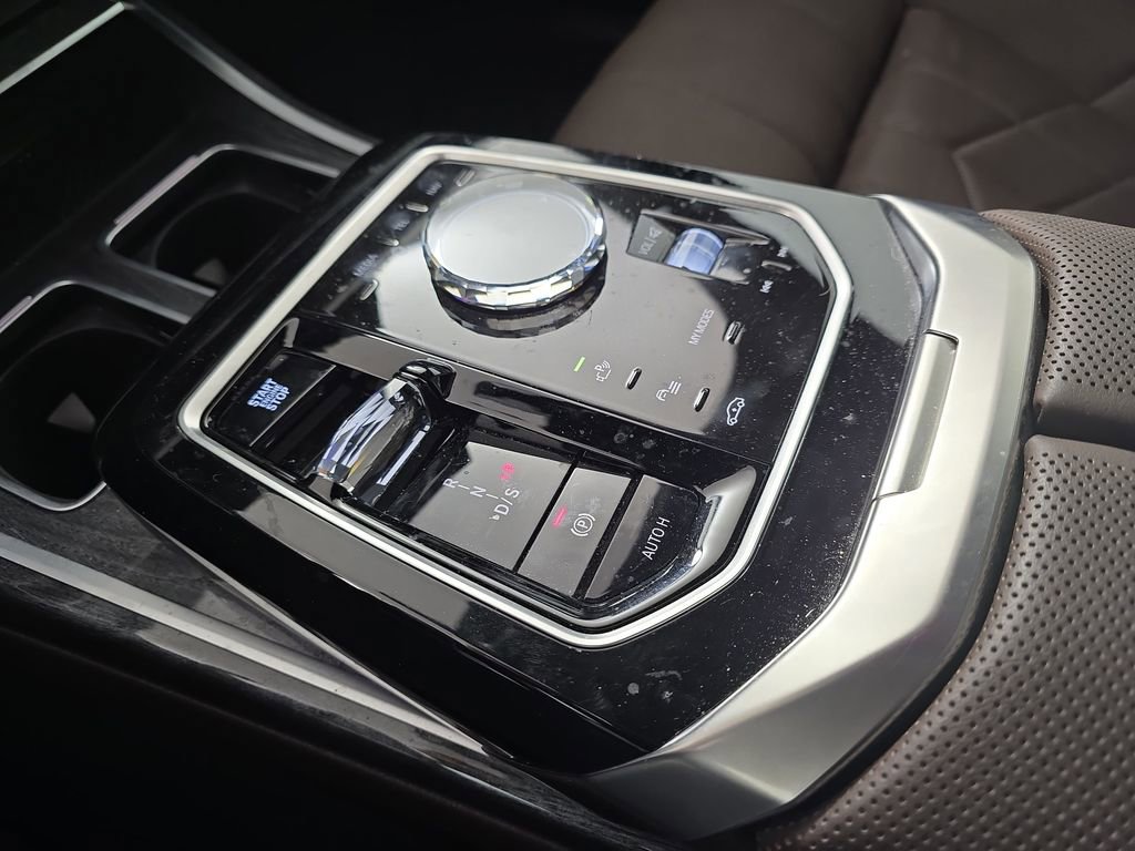 Used 2025 BMW 750e xDrive w/ Executive Package AWD/4WD image 28