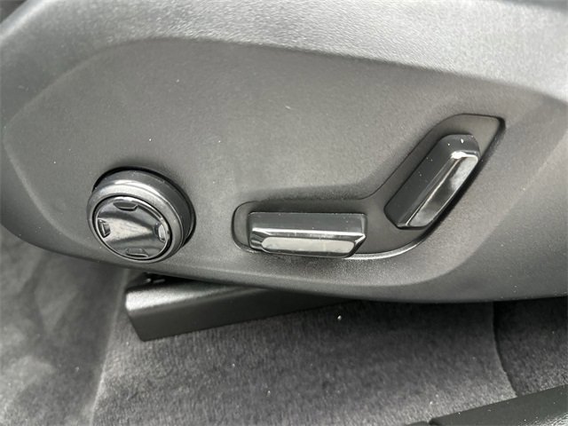 Used 2018 Volvo XC60 T8 R-Design w/ Convenience Package image 12