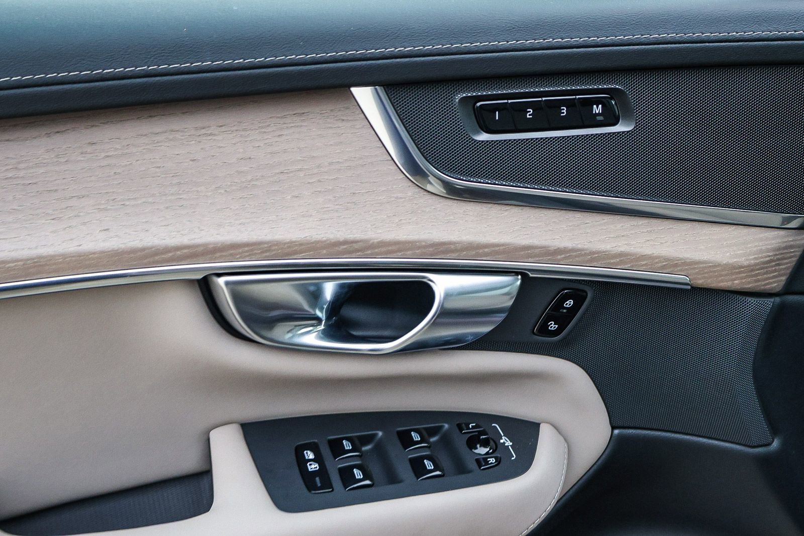 New 2025 Volvo XC90 B6 Core w/ Climate Package image 30