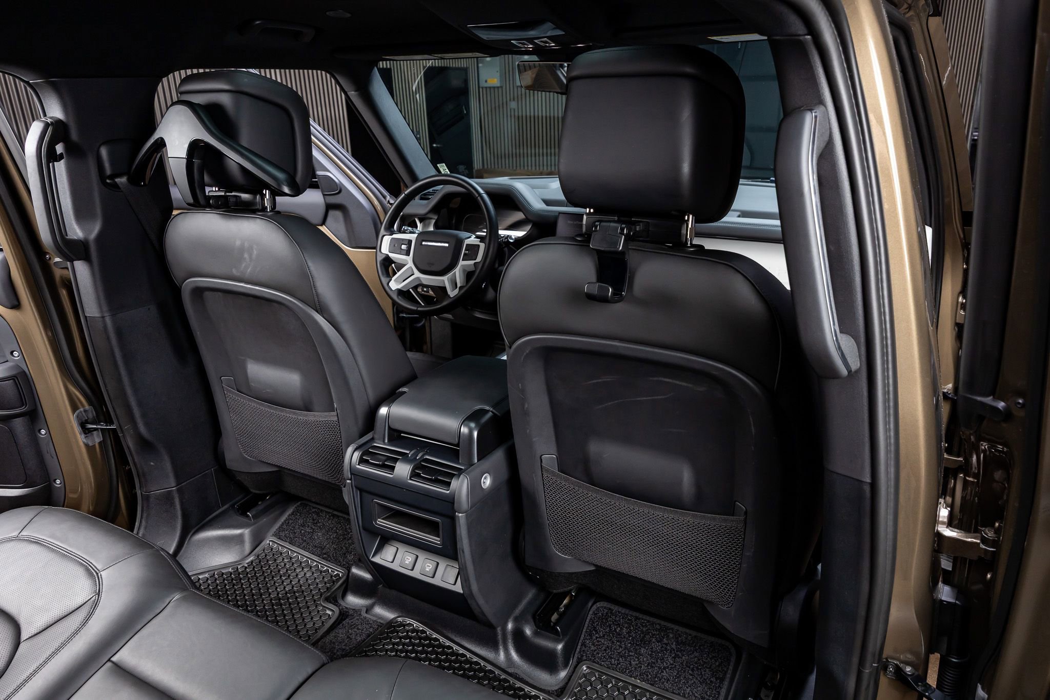 Used 2025 Land Rover Defender 110 X-Dynamic SE image 30