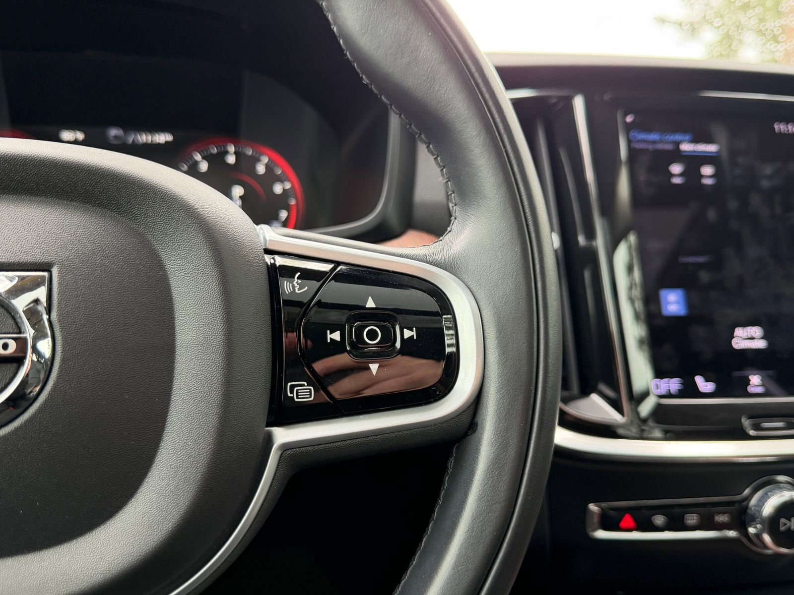 Used 2021 Volvo S60 T5 Momentum w/ Climate Package image 24