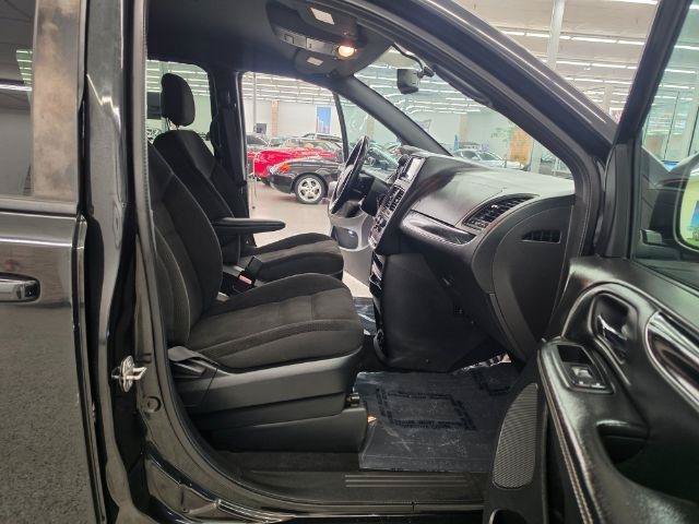Used 2018 Dodge Grand Caravan SE FWD image 19