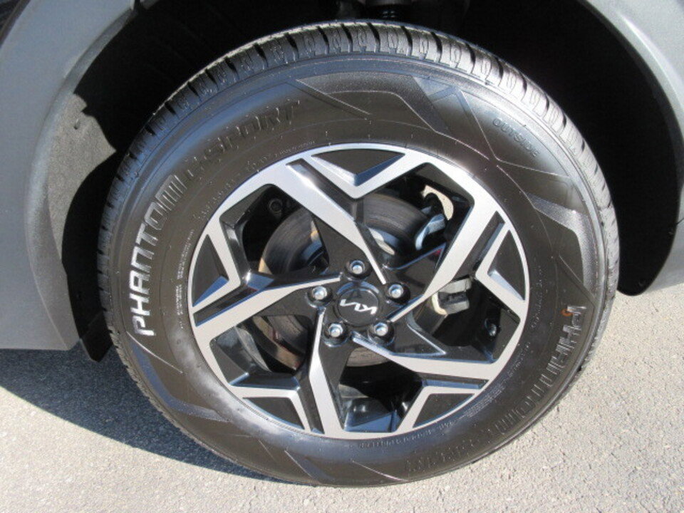 Used 2024 Kia Sportage LX image 9