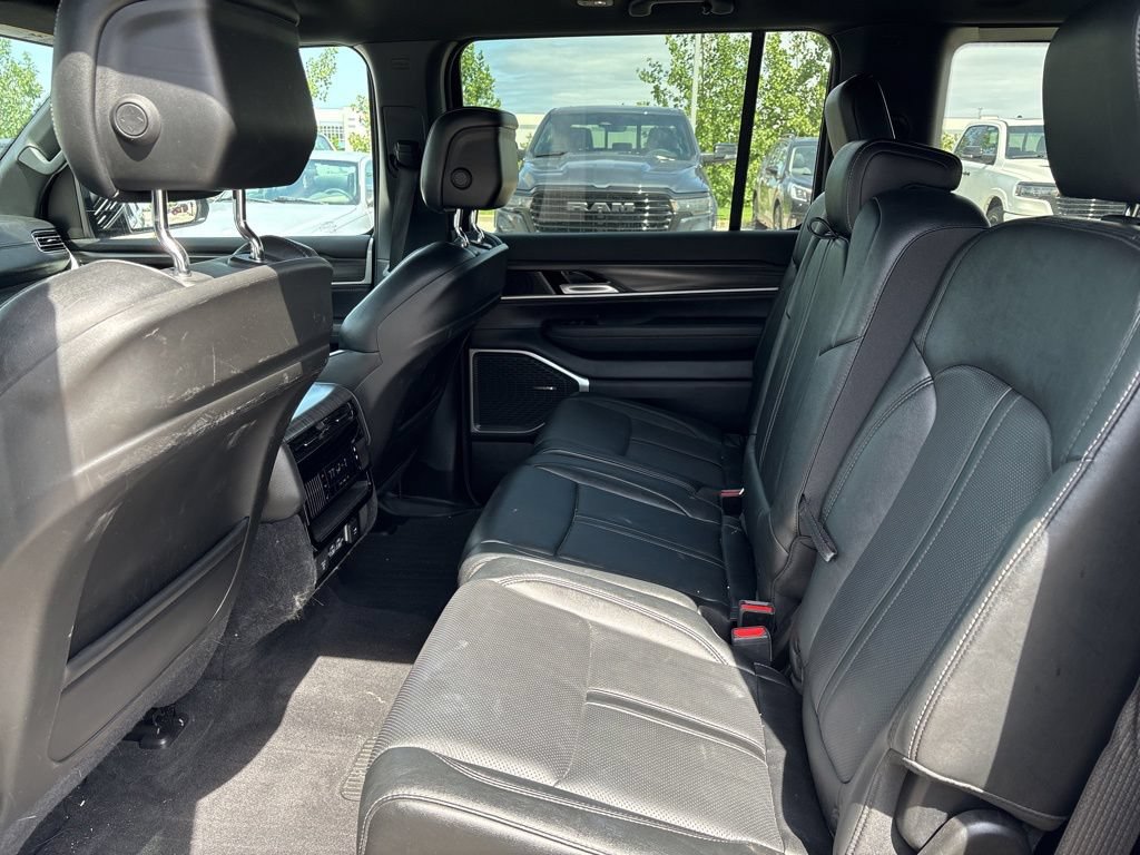Used 2023 Jeep Wagoneer Series III w/ Preferred Equipment Group AWD/4WD image 10