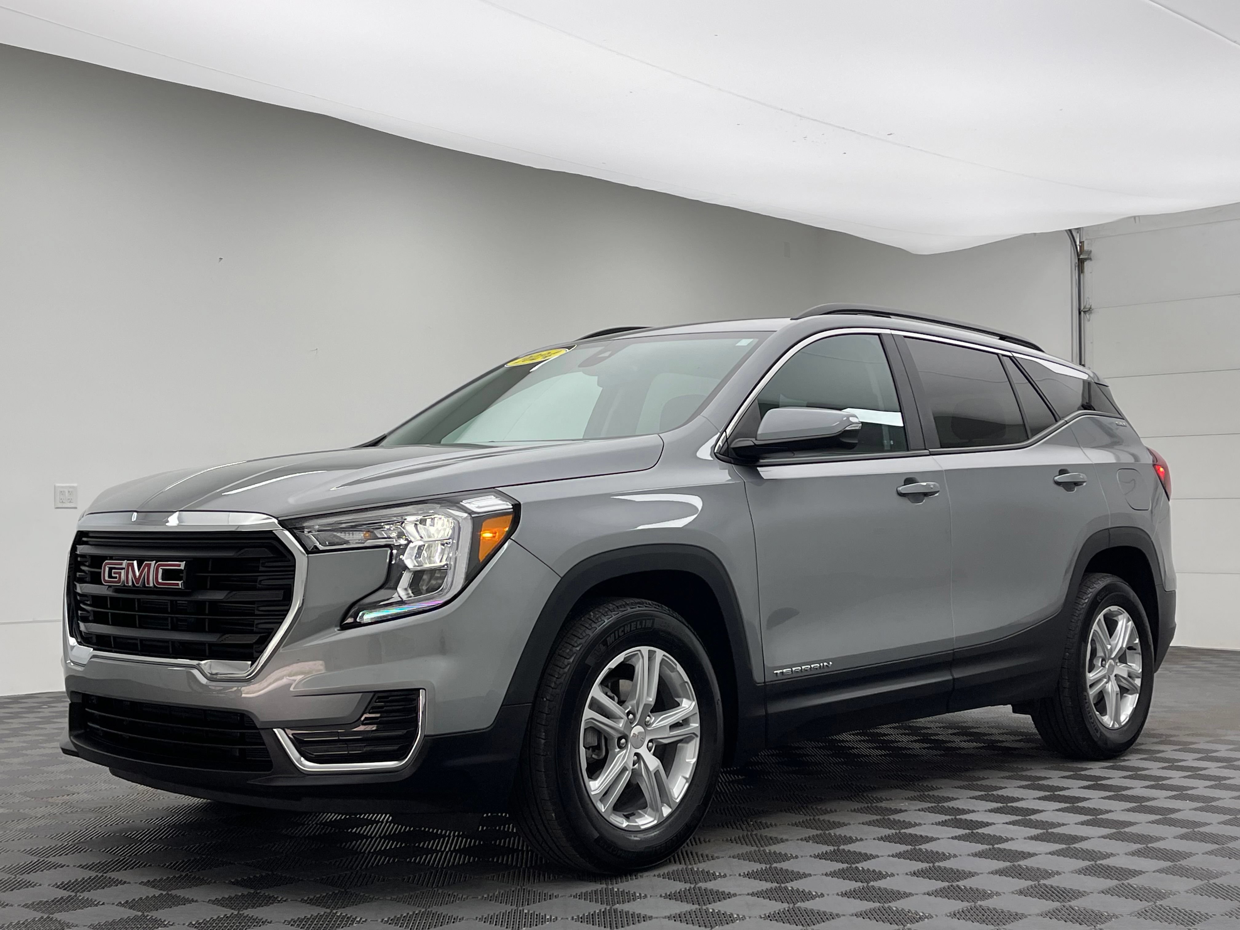 Used 2024 GMC Terrain SLE w/ Driver Convenience Package FWD image 2