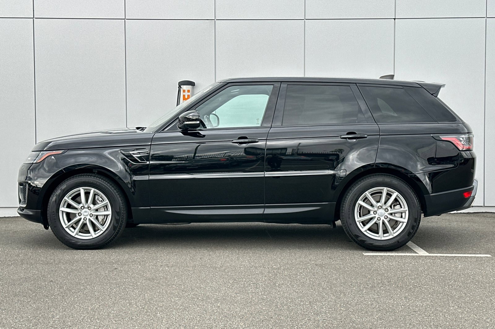 Used 2018 Land Rover Range Rover Sport SE image 2