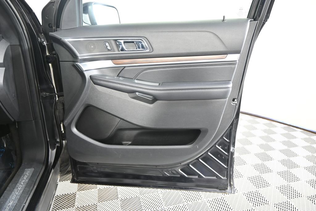 Used 2018 Ford Explorer Limited w/ Equipment Group 301A AWD/4WD image 12
