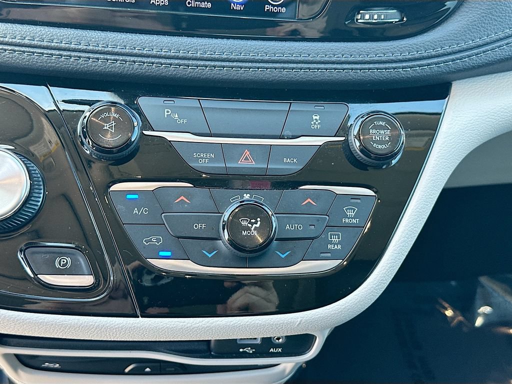 Used 2017 Chrysler Pacifica Limited w/ UConnect Theater Package FWD image 16