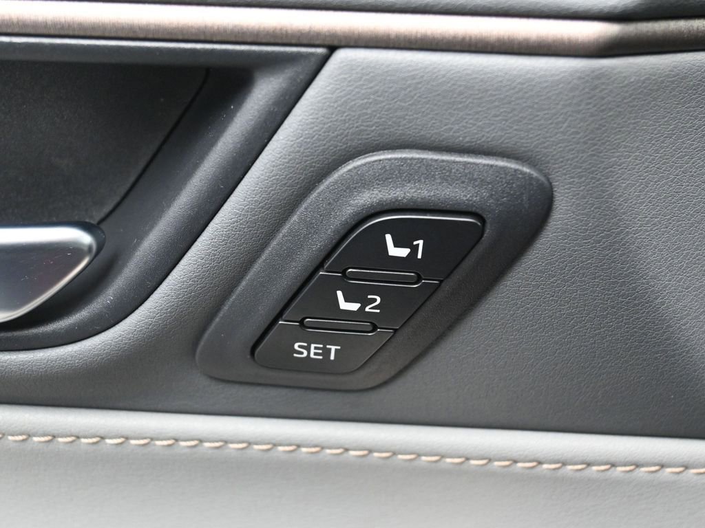 Used 2021 Toyota Venza XLE w/ Softex Package image 16