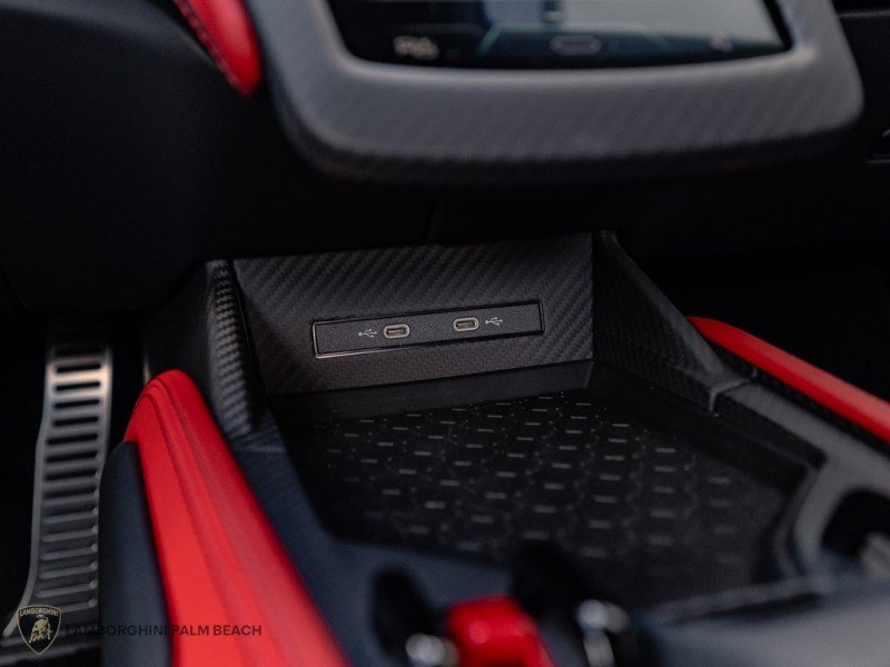 Used 2025 Lamborghini Revuelto image 16