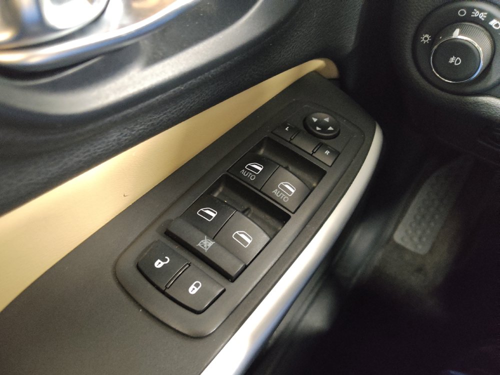 Used 2018 Jeep Cherokee Limited w/ Technology Group AWD/4WD image 27