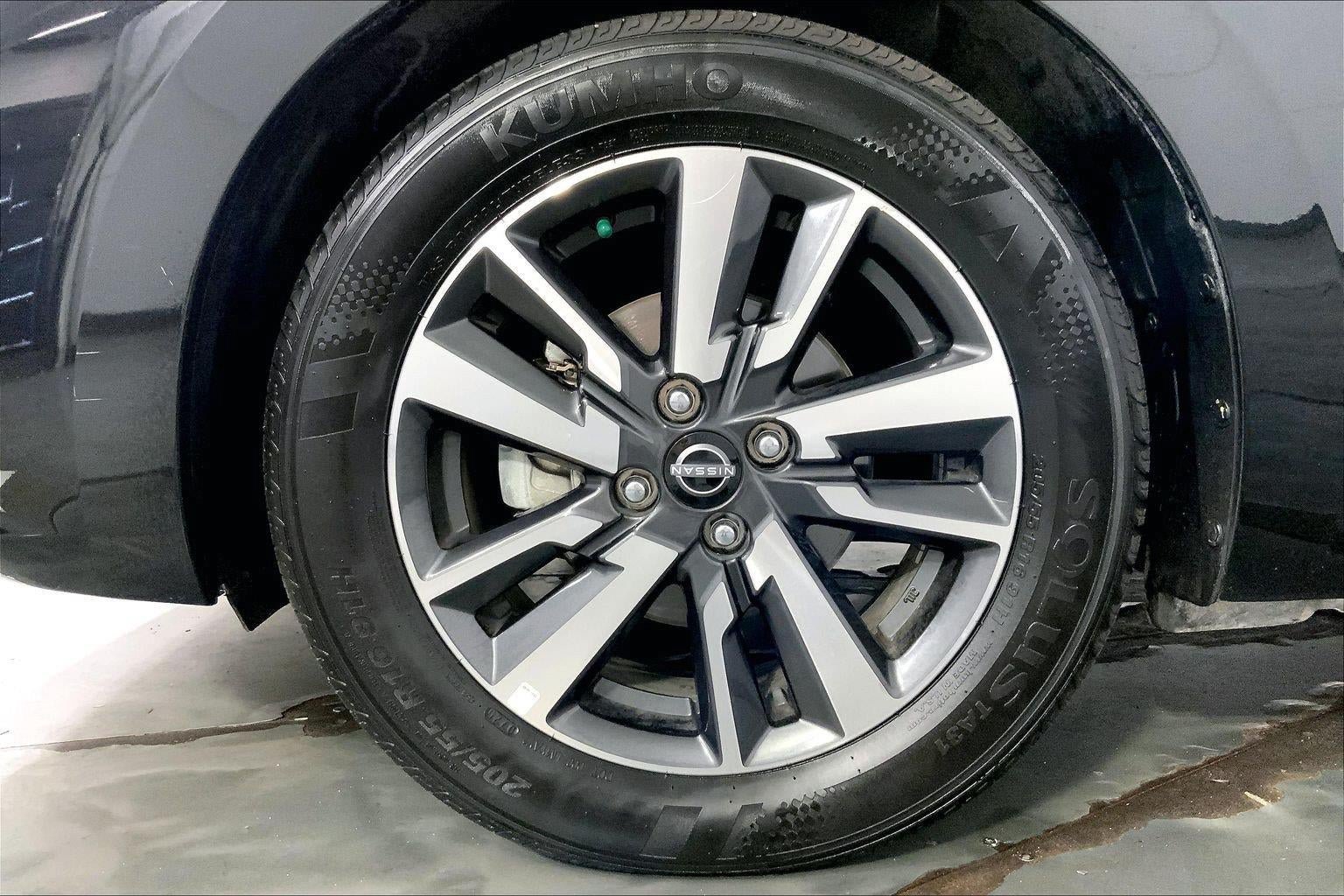 Used 2025 Nissan Versa SV FWD image 29