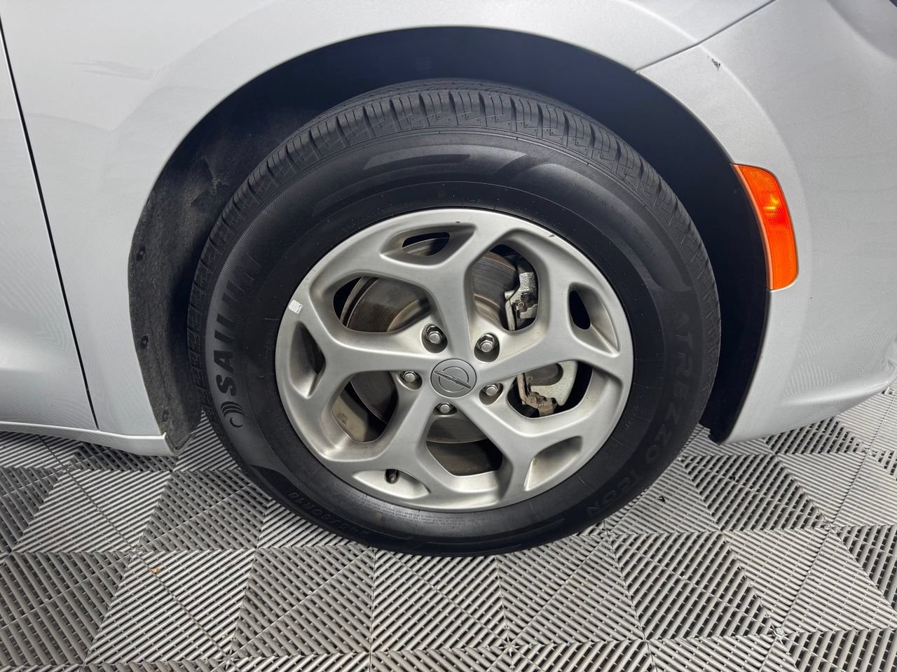 Used 2024 Chrysler Pacifica Limited FWD image 14