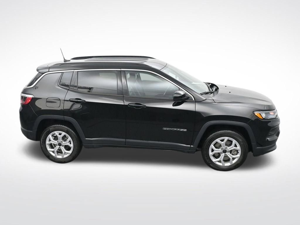 Used 2025 Jeep Compass Latitude image 24