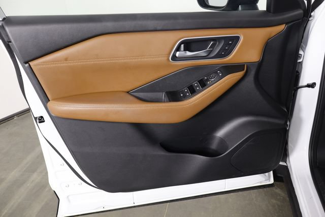 Used 2024 Nissan Rogue Platinum FWD image 17