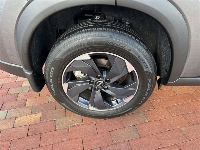 Used 2024 Nissan Rogue SV w/ SV Premium Package image 15