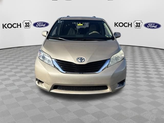 Used 2012 Toyota Sienna LE image 2