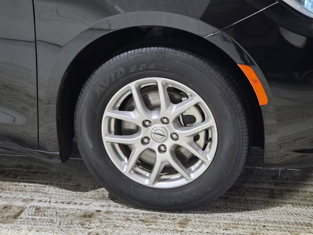 Used 2024 Chrysler Pacifica Touring-L FWD image 17