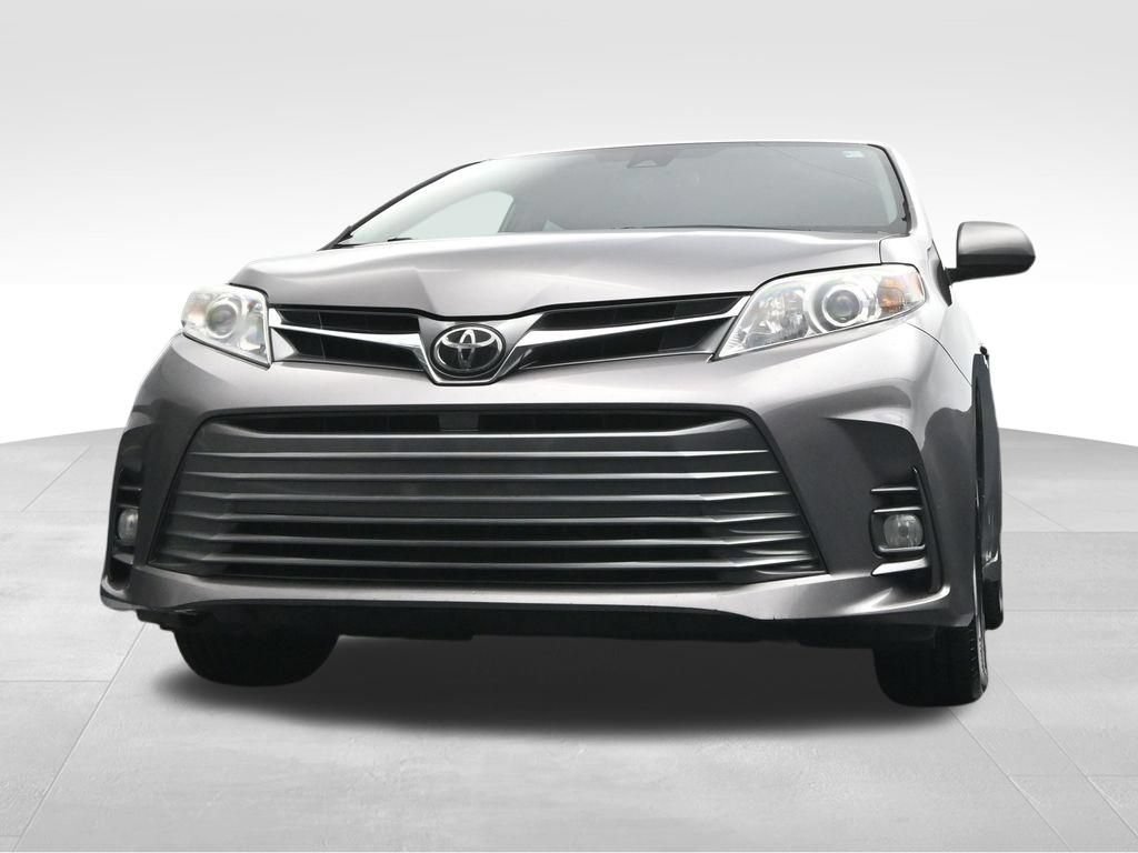 Used 2018 Toyota Sienna XLE w/ XLE Navigation Package FWD image 42