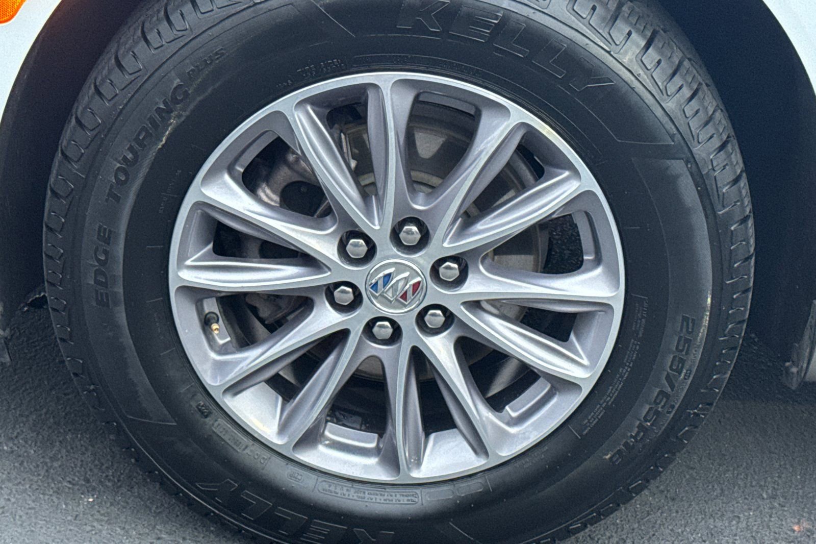 Certified 2023 Buick Enclave Essence image 32