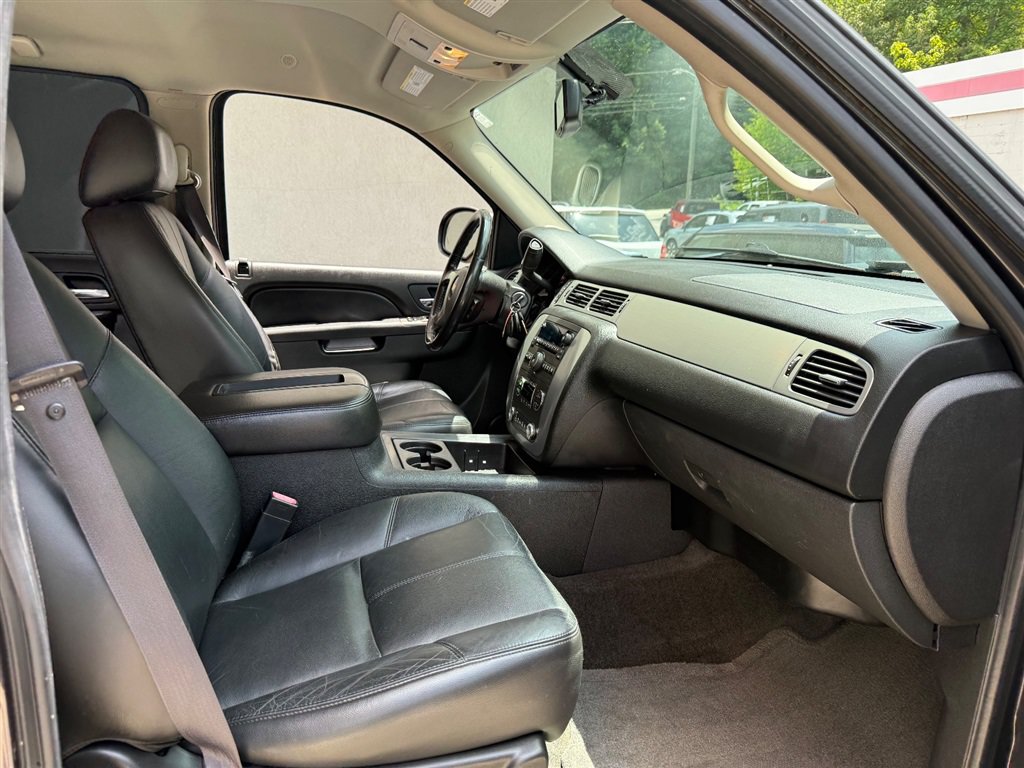 Used 2011 Chevrolet Suburban LT w/ Luxury Package AWD/4WD image 4