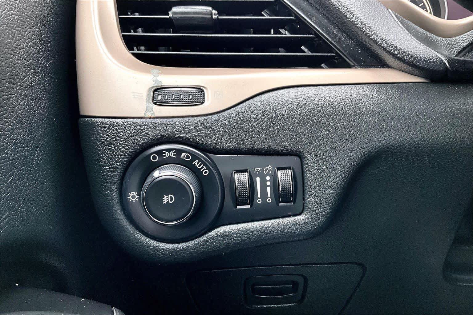 Used 2015 Jeep Cherokee Limited FWD image 33