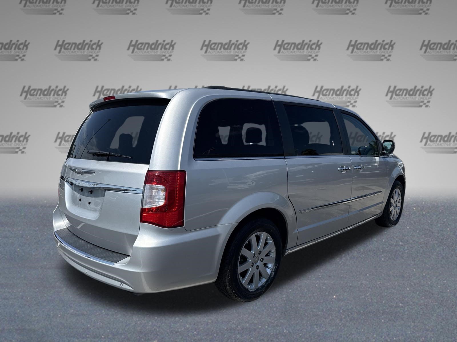 Used 2011 Chrysler Town & Country Touring-L w/ Entertainment Group #2 FWD image 9