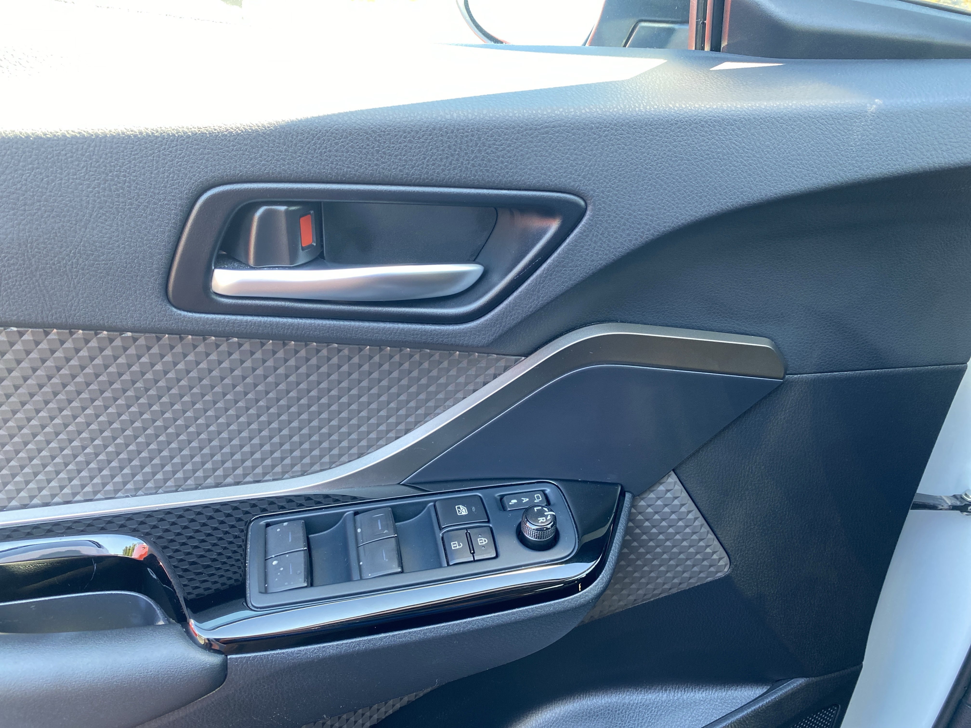 Used 2022 Toyota C-HR Limited image 12