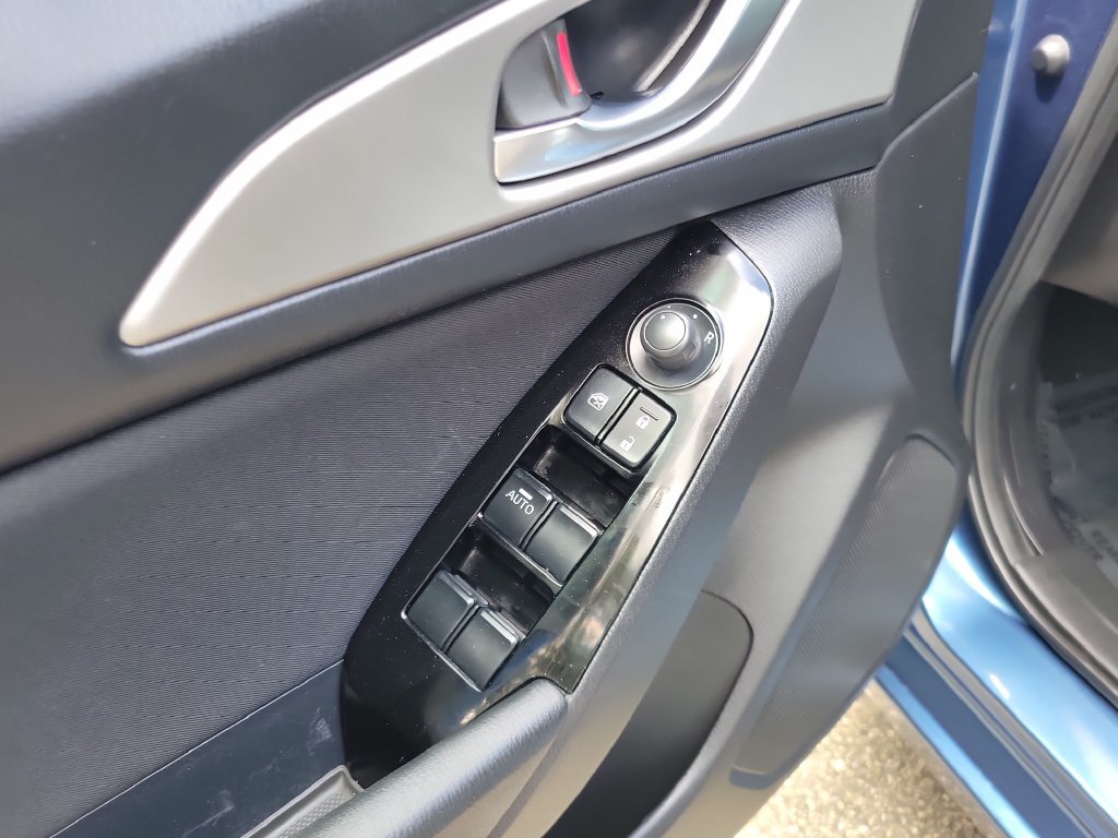 Used 2017 MAZDA MAZDA3 Sport FWD image 11